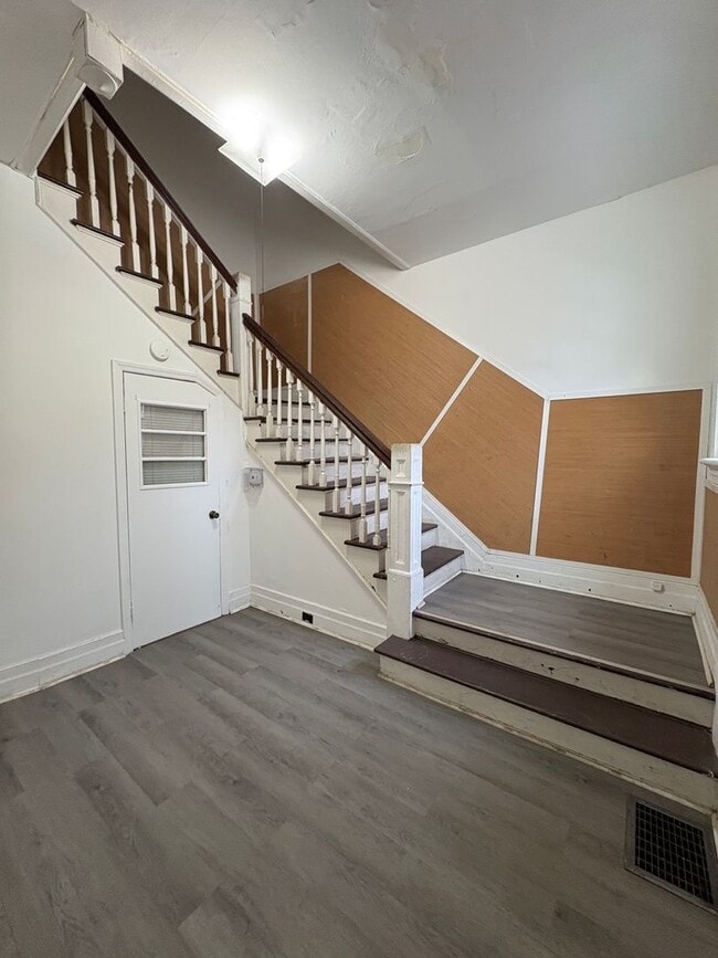 Building Photo - Spacious upstairs apartment with LOTS of utilities included!