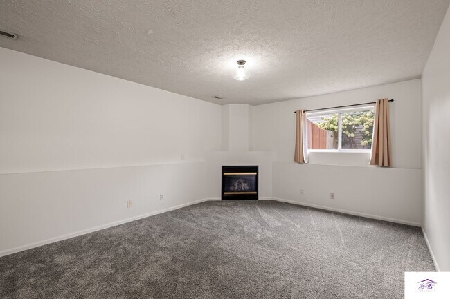 Building Photo - AVAILABLE NOW!