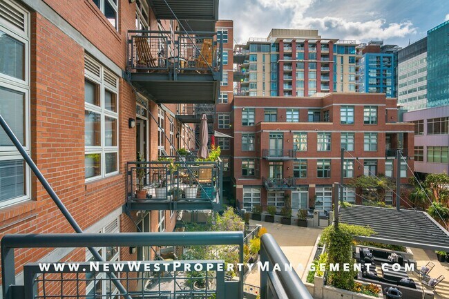 Building Photo - Modern East Village Loft at M2i, Small Pet OK! Available Now!