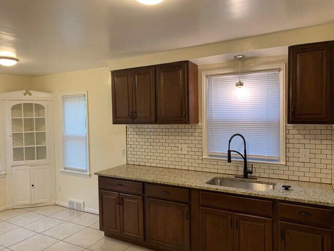 Building Photo - 17241 Shaftsbury Ave