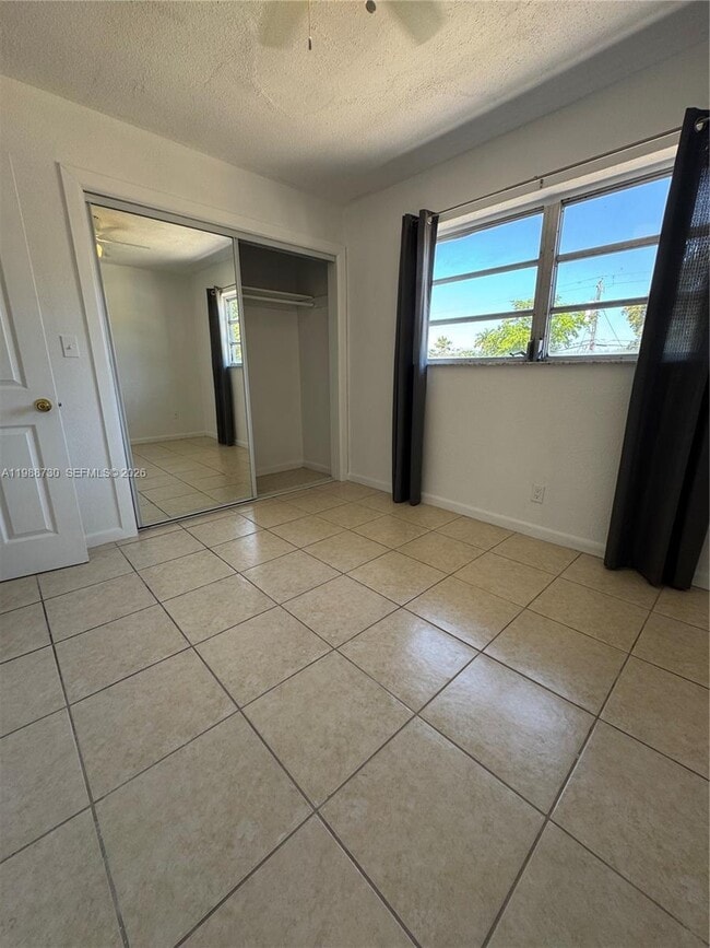 Building Photo - 4732 SW 33rd Ave