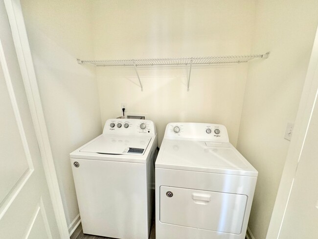 Building Photo - 3BD/2.5BTH Townhome - Belmont  self guided...