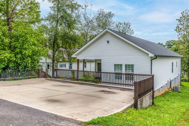 Building Photo - 619 Midlake Dr NE