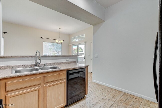 Building Photo - 2305 W Horizon Ridge Pkwy