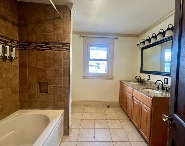 Building Photo - 672 Sumner Ave