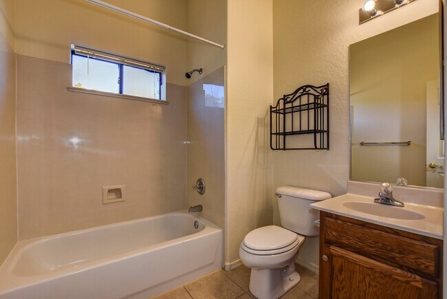 Building Photo - Boulder Park Townhome for Rent