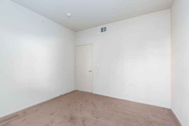 Building Photo - 1st floor unit in well maintained gated NW community with pool and spa