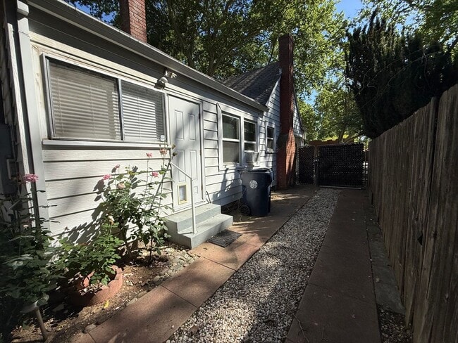 Building Photo - Cozy 2 bed 1 bath available now!