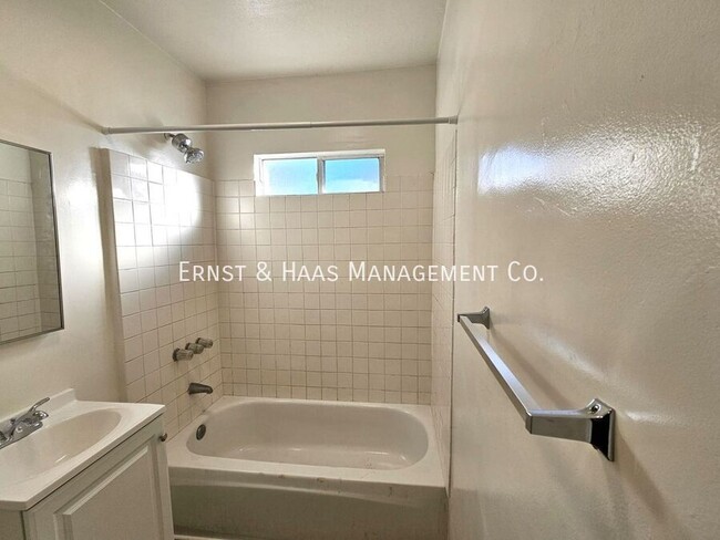 Building Photo - Lovely 1 Bedroom Apartment with Fresh Paint!