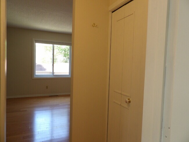 Building Photo - 2 Bed | 2 Bath Third Floor Condo