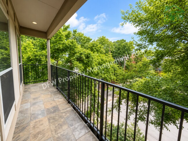 Building Photo - Luxury Renovated Townhome with Rooftop Skyline Views | Walk to Restaurants, Parks & More