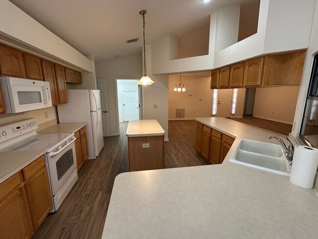 Building Photo - 4 Bedroom 3 Bath Single Family Home in The Groves of Baytree - Tavares Florida