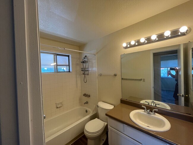 Building Photo - Nice 2 bed 2 bath Condo