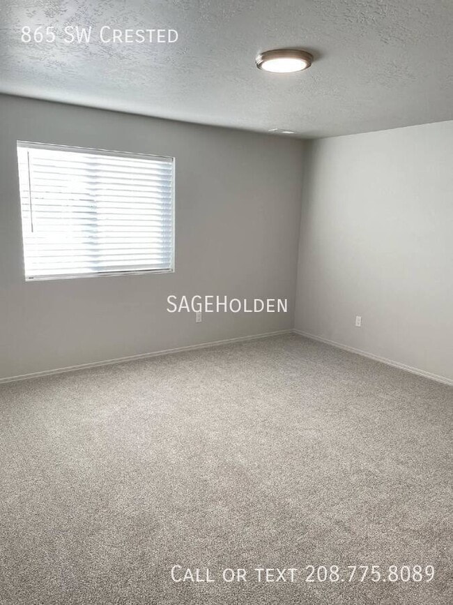 Building Photo - 865 SW Crested-