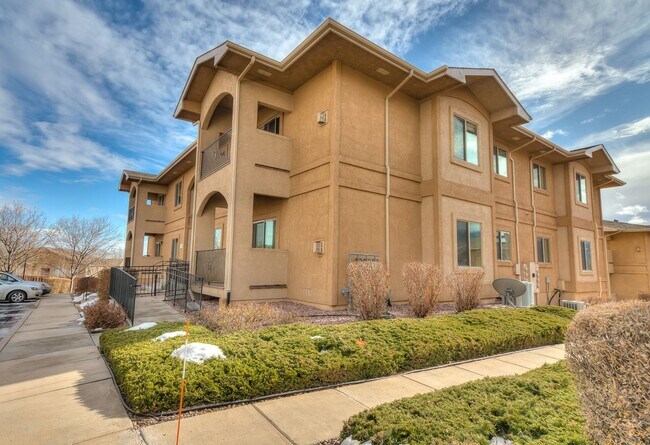 Building Photo - 2 bedroom Townhome near Bear Creek Park