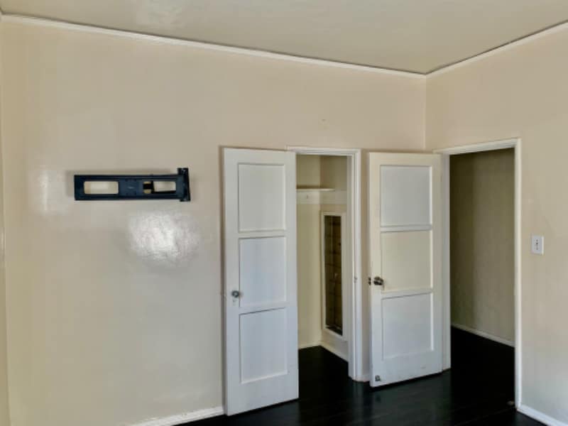 Building Photo - 1022 W 64th St
