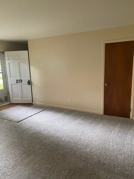 Living room - 219 W Elm St