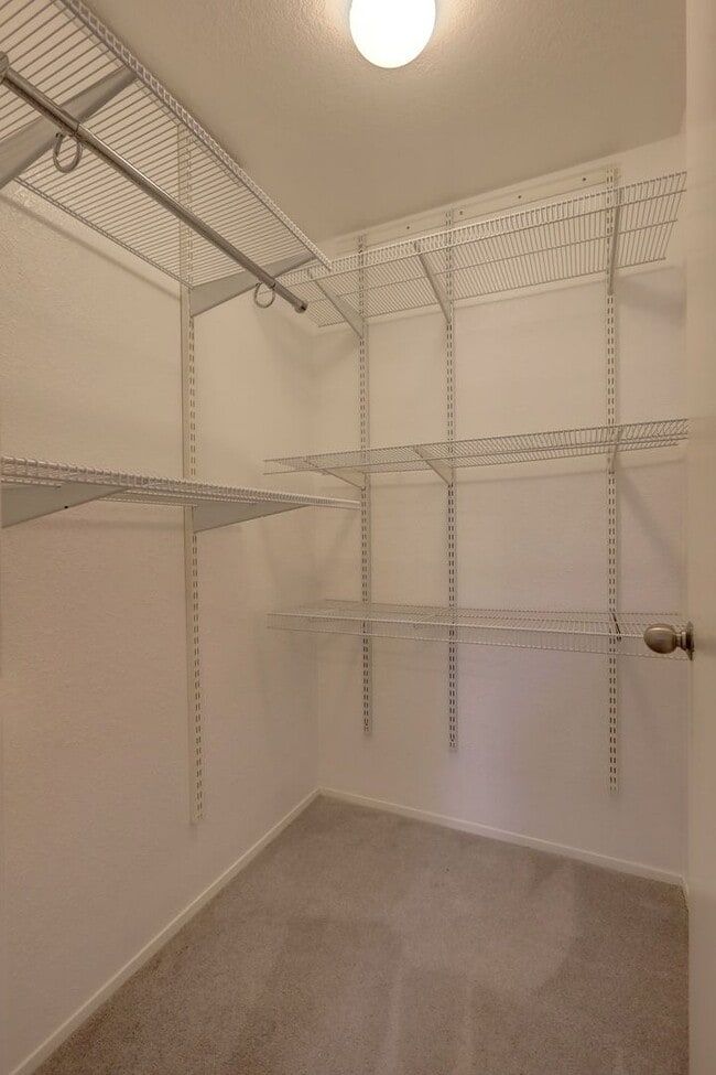 Building Photo - Beautiful 2 Bedroom Condo in Great Highlands Neighborhood!!