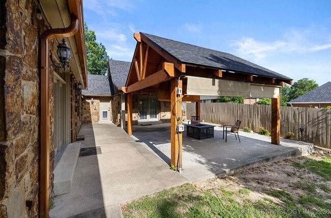 Building Photo - 1505 S Augusta Dr