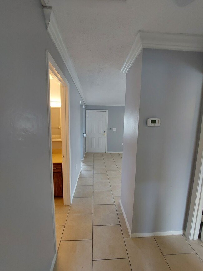 Building Photo - Adorable and Comfortable Sarasota Duplex! **Housing Choice Vouchers accepted**
