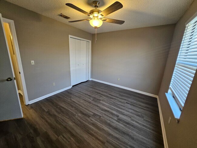 Building Photo - $1195 - 2/2 - Jefferson Square - Move in Special