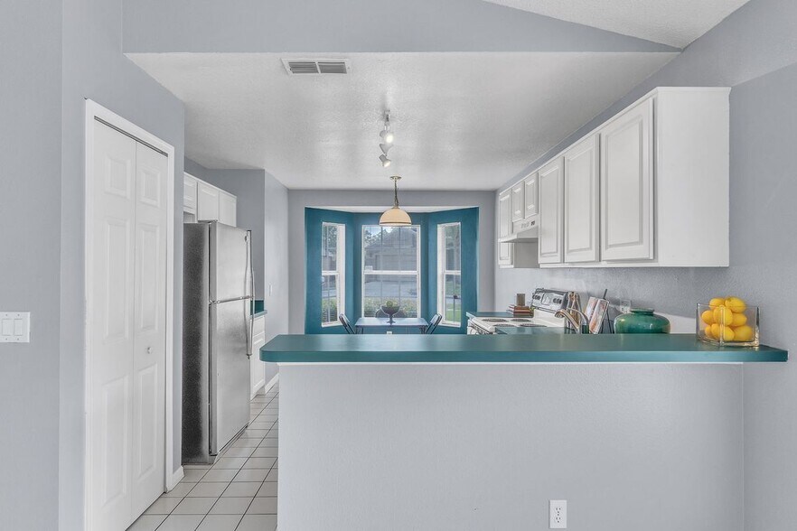 Building Photo - 4454 King Edward Dr