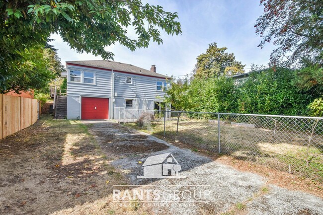 Building Photo - 2-Bedroom Home with Basement on a Spacious...