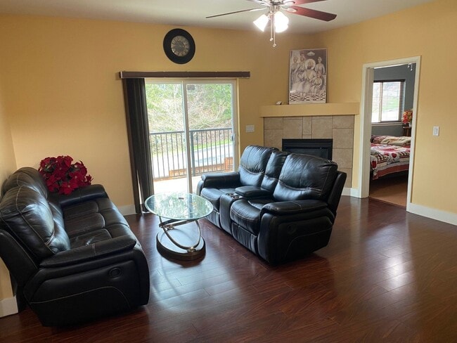 Building Photo - 5-Bedroom Home Located in Barkley Neighborhood