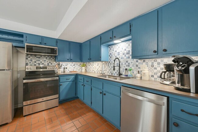 Building Photo - 941 Navidad St