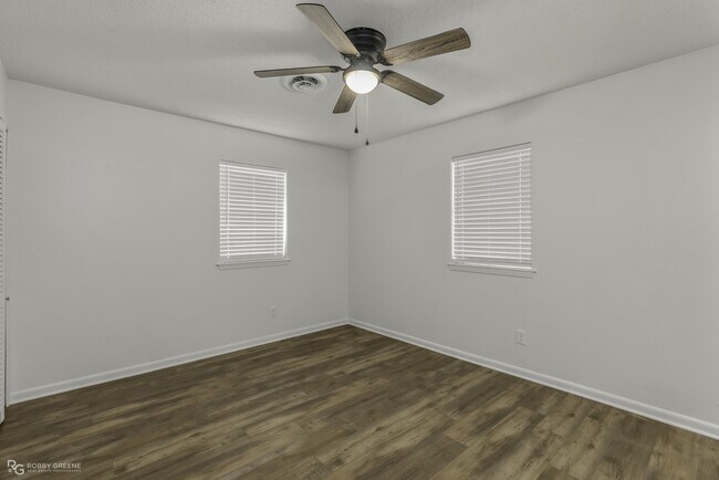 Building Photo - 2425 Belmont Blvd