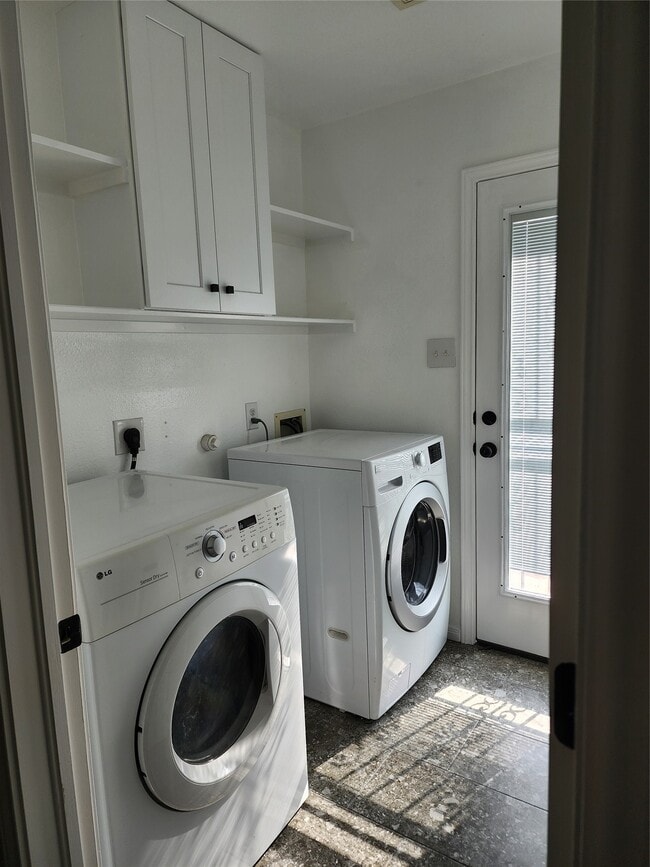 Building Photo - 1714 Village Townhome Dr