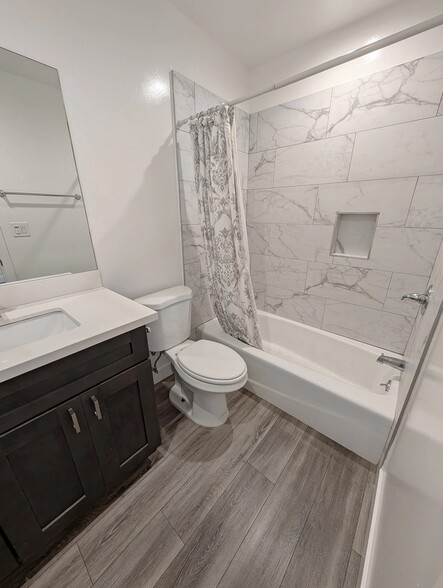 Building Photo - 739 N Sweetzer Ave