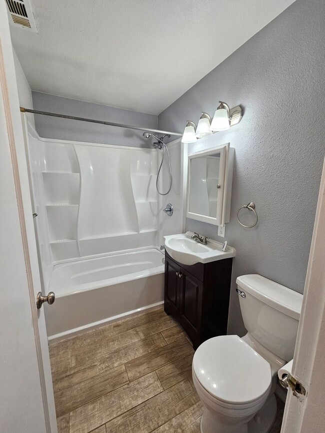 Building Photo - 900-902 Lindberg Ln