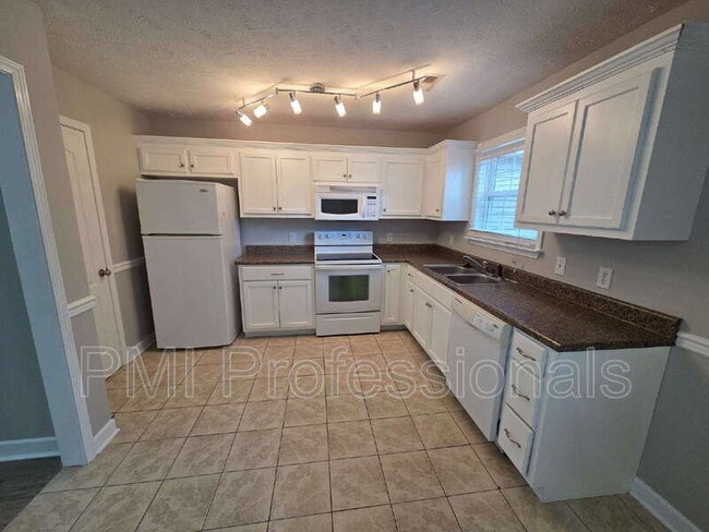 Building Photo - 3241 Hardwood Dr