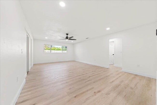Building Photo - Stunning Newly Rehabbed Single-Family Home — Modern Design • Near Beach, Shopping & Dining!