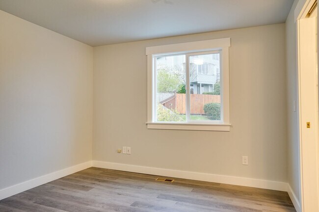 Building Photo - Federal Way Remodeled 2 Story