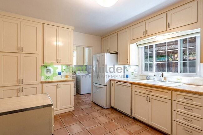 Building Photo - 3822 La Hacienda Dr NE