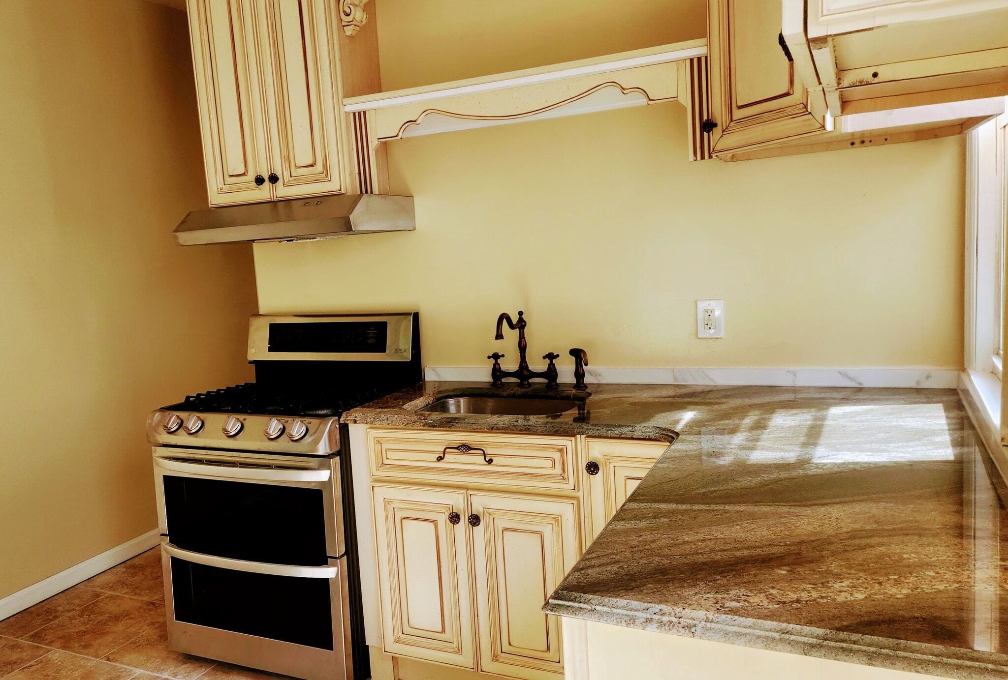 Renovated kitchen - 349 Lyons Ave