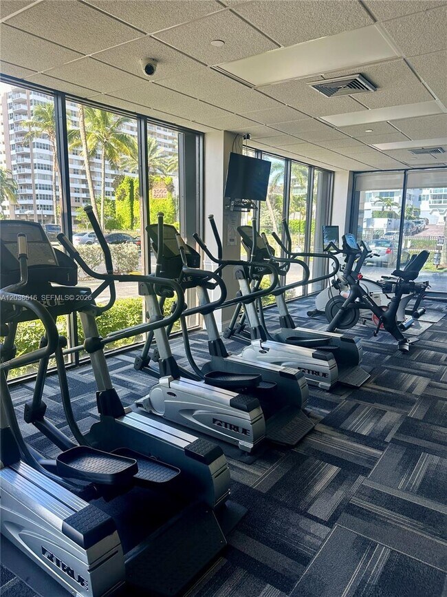 Building Photo - 2049 S Ocean Dr