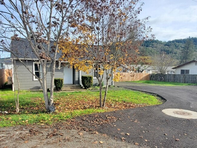 Building Photo - Remodeled 2-Bedroom Home in Roseburg
