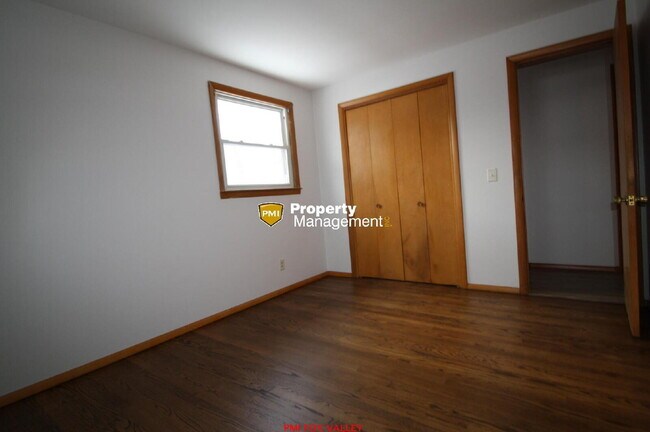 Building Photo - Large Updated 3 Bedroom Ranch