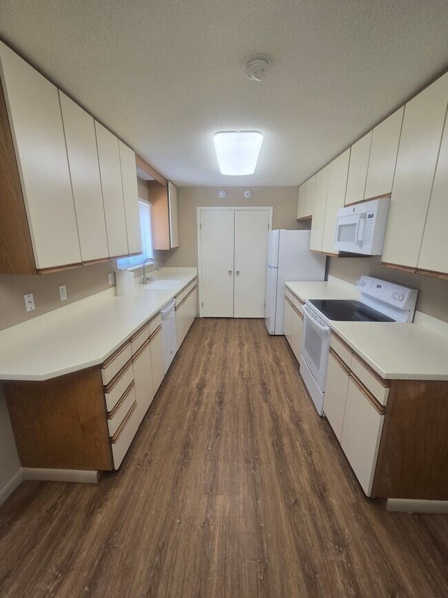 Building Photo - Rural 3 Bedroom Home in Fort Collins with Attached Garage and HUGE Yard Now Available! NO HOA!