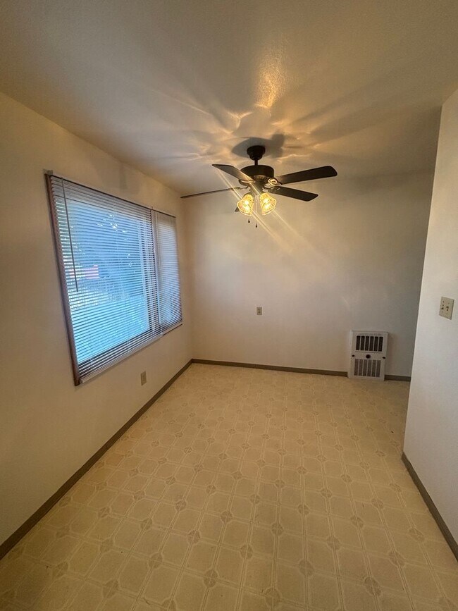 Building Photo - Maple Ave Duplex