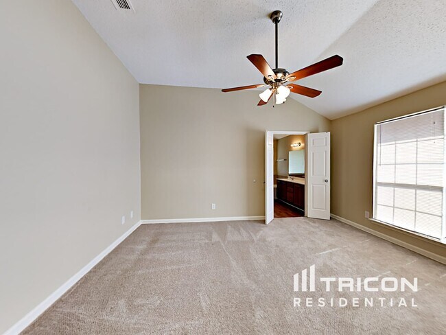 Building Photo - 2545 Clovermeadow Dr