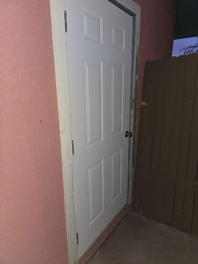Building Photo - TRIPLEX 2BD/1BA COMING SOON!!! SPACIOUS BACKYARD!!