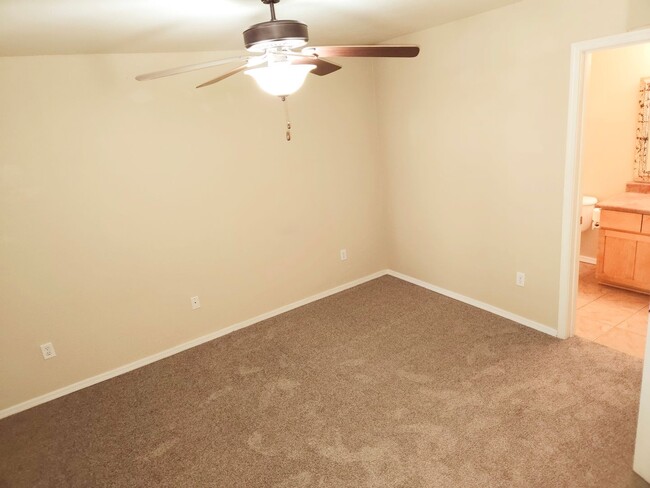 Building Photo - Westside Arbors Condo 2bd, 2ba - Students ...