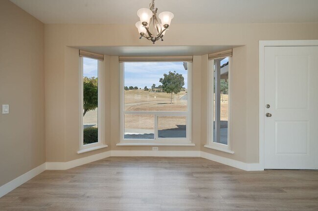 Building Photo - Spacious 3 Bed, 2 Bath Home with Acreage, ...