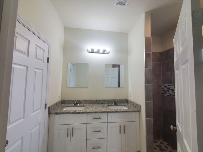 Building Photo - Large 4 Bed 3 Bath with 2 Car Garage-LEHIG...