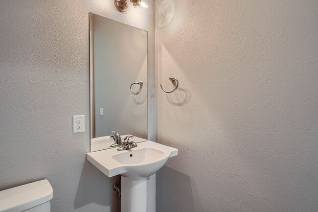 Building Photo - Accessible Townhome near Edgewater!