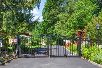 Building Photo - 400 Beechmont Dr